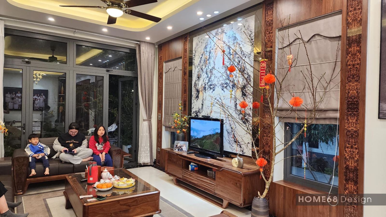 Mảng tường ốp đá hoa văn độc đáo phía sau kệ ti vi nổi bật tạo điểm nhấn