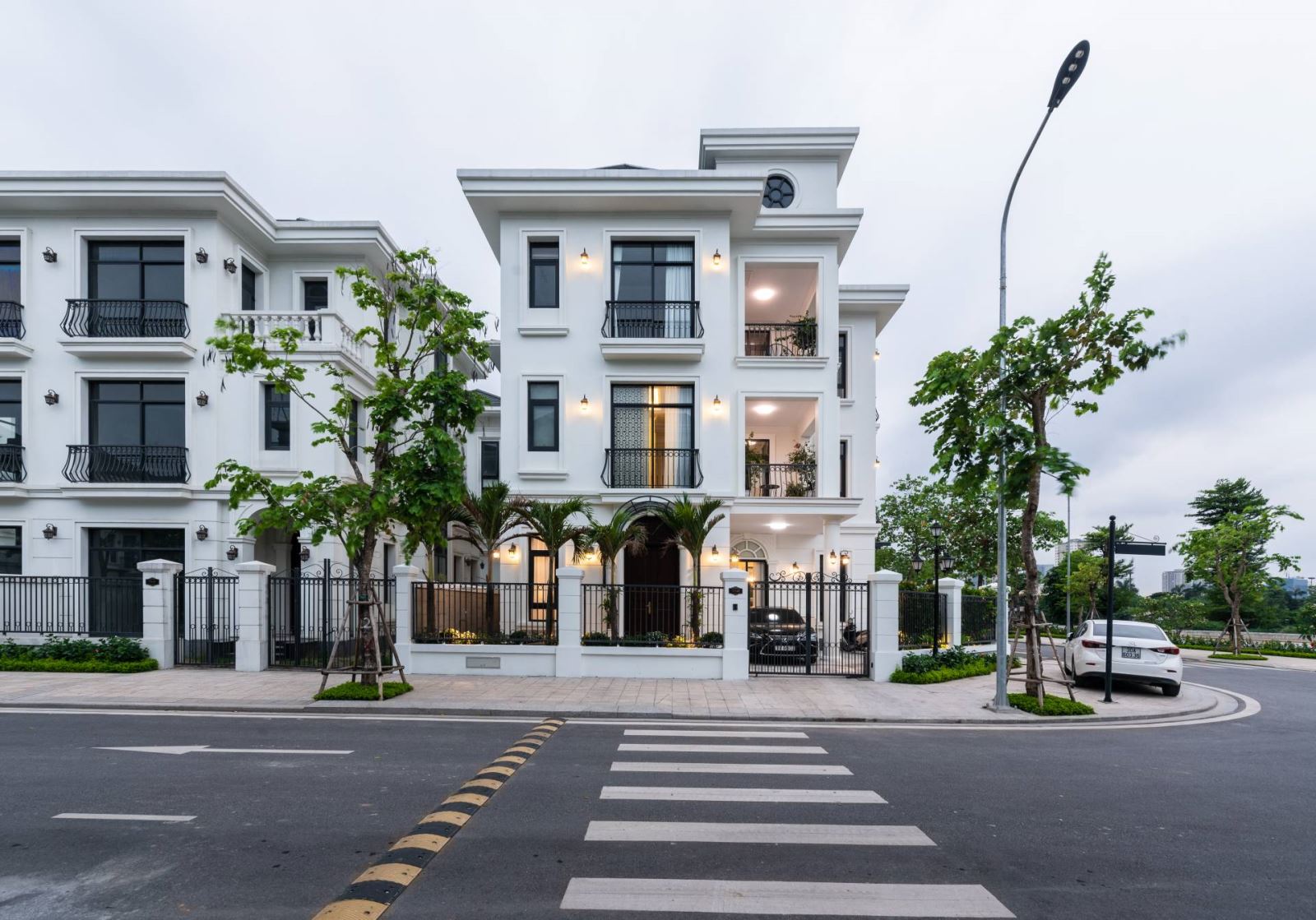 Phong cách thiết kế Tân cổ điển mang nét tinh tế với phào chỉ và đường cong hoa văn mềm mại